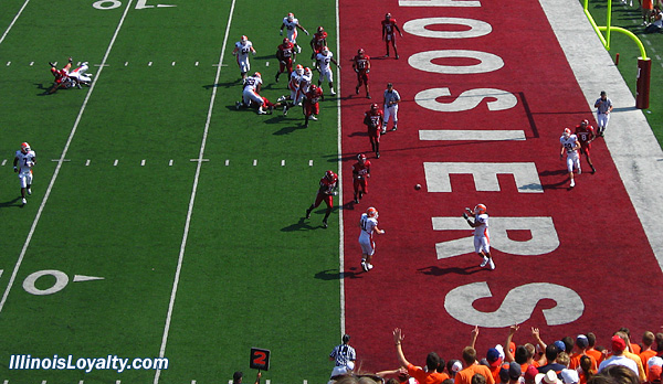 Juice Williams finds Michael Hoomanawanui in the end zone for the game's first TD; Illinois leads 13-0.