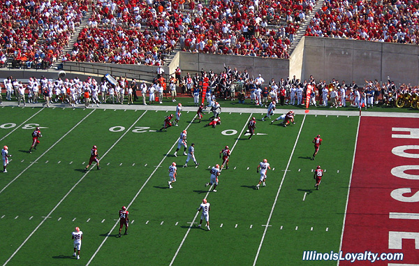 Rashard Mendenhall takes a Juice Williams pass 15 yards for a touchdown.  Illinois leads 20-7.