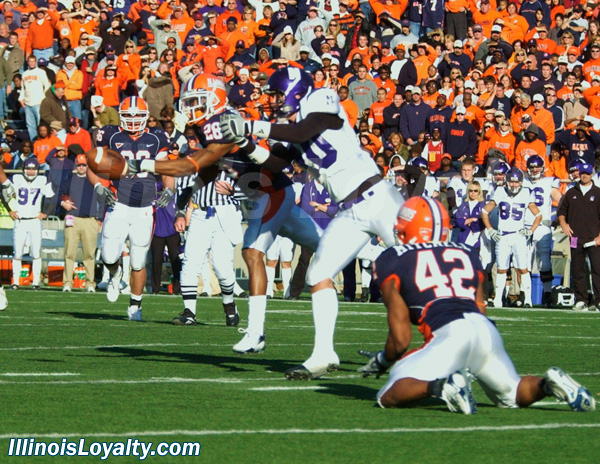 Dere Hicks deflects a pass intended for Northwestern WR Eric Peterman