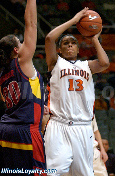 Jenna Smith looks to score against UIC. Smith led the Illini with a team high 16 points, and grabbed a game high 13 rebounds.