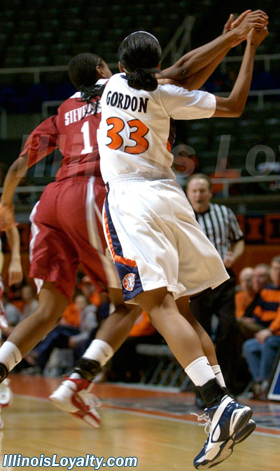 Oklahoma's Nyeshia Steveson knocks the a pass away from Illinois Chelsa Gordon.