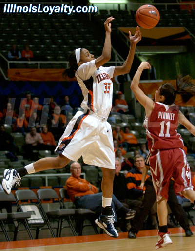 Illinois' Chelsea Gordon and Oklahoma's Jenna Plumley battle for a loose ball.