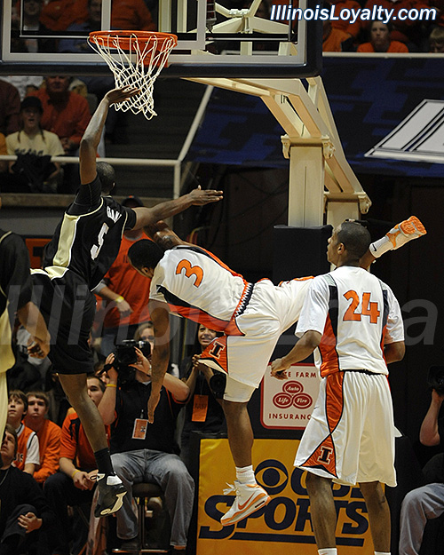 Fighting Illini Basketball: Chester Frazier draws contact